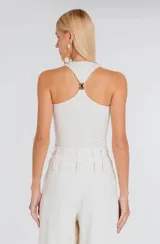 Musculosa de tejido canelado en color gris melange, con diseño ajustado al cuerpo y escote tipo nadadora.
