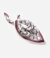 Pañuelo cuadrado de poliéster color blanco con estampa geométrica de círculos y bordes con franjas en rojo, negro y gris, de la marca Renner.