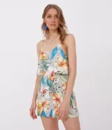 Mono corto con estampado floral y volados.