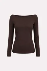 Camiseta de manga larga color marrón, con cuello bote y ajuste al cuerpo.