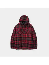 Chaqueta tipo camisa con capucha, confeccionada en franela a cuadros rojos y negros. Presenta cierre frontal con broches a presión, dos bolsillos frontales con solapa en el pecho y capucha ajustable. Cuenta con aislamiento térmico y bolsillos interiores.