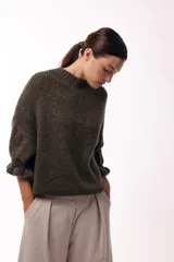 Sweater de tejido de punto con silueta relajada, cuello redondo y mangas tres cuartos con volumen abuchado.