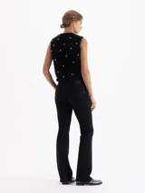 Pantalón de jean negro de silueta oxford, con tiro medio y ajuste en la cintura mediante cinturón al tono con hebilla metálica.