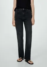 Jeans de corte recto y tiro medio en color negro lavado. Presentan diseño de cinco bolsillos, cierre frontal con cremallera y botón, y un distintivo bajo con vuelta ancha.