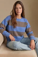 Sweater de algodón con diseño de rayas horizontales anchas en tonos azul y marrón, cuello redondo, mangas largas y puños elásticos.
