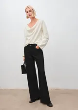 Pantalón de jean negro de tiro bajo, con diseño de pernera recta, trabillas para cinturón y clásico diseño de cinco bolsillos.