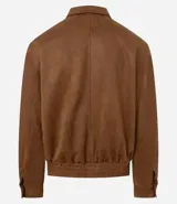 Campera masculina de estilo casual con cuello inglés, cierre frontal por cremallera, bolsillos laterales y ajuste elástico en el bajo. Presenta detalles de recortes en la parte superior delantera.