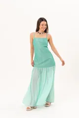 Vestido largo color verde agua, con tirantes finos, escote recto y falda larga fluida con panel fruncido en la parte superior.