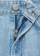 Jeans de tiro medio color celeste, confeccionados en tejido 100% algodón estilo vaquero, con diseño de corte recto, cinco bolsillos, trabillas para cinturón y cierre frontal con cremallera y botón.