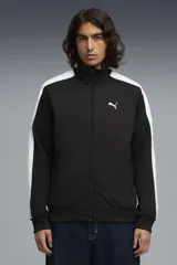 Campera Puma T7 Track Jacket de corte deportivo, color negro con bandas blancas en las mangas y el logo de la marca bordado en el pecho.