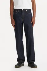 Pantalón de jean Levi's modelo 568 Loose Straight, de corte recto y holgado, en color azul oscuro con costuras en contraste.
