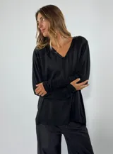 Blusa negra de mangas largas con escote en V.