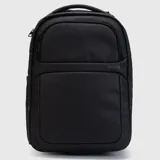 Mochila urbana color negro con diseño minimalista y funcional. Cuenta con múltiples compartimentos con cierre, asa superior reforzada y material impermeable. Incluye sistema de compresión de ropa y compartimento interno de malla.