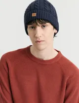 Sweater de punto inglés con escote redondo y mangas largas. Presenta cuello y puños terminados en punto canalé.