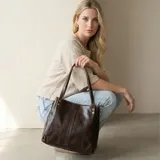 Cartera tote de cuero color marrón oscuro, con doble asa de hombro, cierre superior y bolsillo interno.