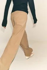 Pantalón blanco de tiro alto con pierna ancha y cordón ajustable en la cintura. Presenta bolsillos laterales y falsos bolsillos de vivo en la parte trasera.