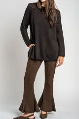 Sweater de punto con textura acanalada vertical, diseño oversize, cuello redondo y mangas largas. Confeccionado en algodón peinado.