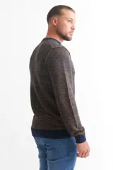 Sweater marrón de punto melange con cuello redondo y mangas largas.