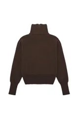 Sweater de punto color marrón oscuro, con cuello polo y cierre frontal parcial. Presenta mangas largas con puños anchos acanalados y un acabado acanalado en el bajo.