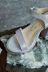 Sandalias de tacón alto y ancho, con plataforma delantera, tira en la punta y tira ajustable al tobillo con hebilla metálica dorada.