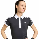 Remera polo de mujer Adidas de manga corta, color negro con detalles en blanco en el cuello, la botonera, los bordes de las mangas y las clásicas tres tiras en los hombros. Incluye el logo del trifolio bordado en el pecho.