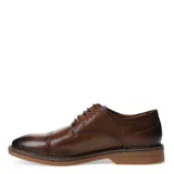 Zapato de vestir tipo oxford Democrata modelo Squad, color marrón con acabado degradado en la puntera. Presenta detalles de costuras decorativas y perforaciones estilo brogue, cierre con cordones y suela de goma en tono claro.