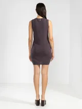 Minivestido ajustado de tejido de punto color rosa, sin mangas y cuello redondo.