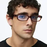 Lentes blueblocker de diseño rectangular con montura carey, fabricados para proteger la visión de la luz azul de pantallas digitales.