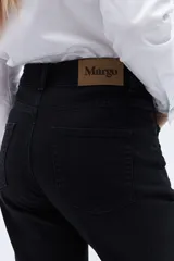 Pantalón de jean gris con efecto lavado, corte recto, tiro alto y bolsillos delanteros con alforza central.