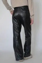 Pantalón negro de cuero ovino, corte recto tipo denim con detalle de bordado en bolsillos.