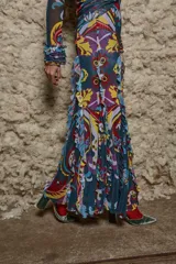 Falda larga de tul con estampado paisley multicolor, volados verticales y cintura elástica.