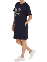 Vestido azul marino de corte recto con cuello redondo y mangas cortas. Estampado frontal con el logo de Tommy Hilfiger con detalles de cuerdas.