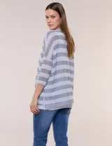 Buzo de tejido calado a rayas horizontales en tonos beige y blanco, de corte holgado, mangas cortas y escote redondo. Incluye musculosa interna básica en color beige.