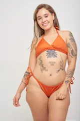 Conjunto de bikini verde esmeralda, compuesto por un corpiño triangular con tirantes finos y una bombacha clásica de tiro medio.