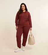 Pantalón deportivo tipo jogger color bordó, con cintura elástica ajustable mediante cordón, bolsillos laterales y puños ajustados en los tobillos.