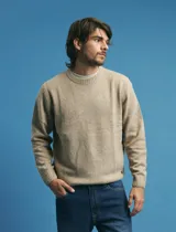 Sweater de escote redondo con manga larga, confeccionado en tejido moteado de textura suave.