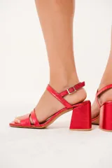 Sandalias rojas de cuero con doble tira delantera, horma cuadrada y ajuste con hebilla.