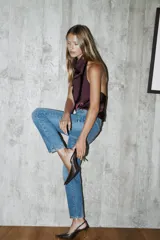 Zapato destalonado de tacón alto con textura efecto piel de serpiente. Presenta un diseño de punta fina, tira trasera elástica y tacón aguja con acabado metalizado dorado.