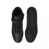 Championes adidas Forum Mid de corte medio, totalmente en color negro. Presentan un diseño clásico de básquet con cierre de cordones y tira de velcro ajustable en el tobillo, confeccionados con materiales sintéticos y cuero, con el logo de la marca en el lateral y la suela.