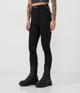 Pantalón skinny de tiro alto, confeccionado en denim negro con cierre de botón y cremallera. Cuenta con trabillas en la cintura y bolsillos funcionales tanto en la parte frontal como en la trasera.