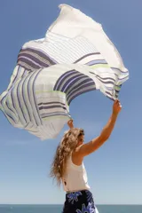 Pareo de viscosa con diseño a rayas verticales en tonos azul marino, azul claro, celeste, verde lima y blanco.