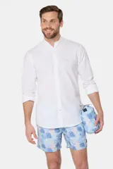 Short de baño celeste con estampado tropical de hojas en tonos azules y rosados, con cintura elastizada y cordón ajustable.