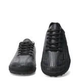 Championes de fútbol Umbro Borel Club TF, modelo para hombre, color negro con diseño texturizado a rayas diagonales y suela multitaco especial para césped sintético.