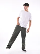 Remera blanca de corte slim fit y mangas cortas.