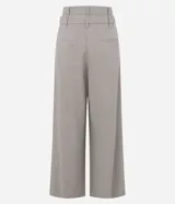 Pantalón de sastrería de corte ancho y recto, color gris, con cintura doble estructurada y removible, pinzas frontales y bolsillos.