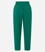 Pantalón de vestir femenino color marrón oscuro, de corte fluido y tiro medio/alto, con cintura elástica ajustable mediante cordón. Presenta bolsillos laterales y cierre frontal.