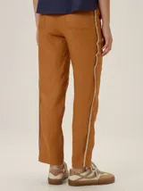 Pantalón de lino color beige, de corte recto y elegante, con bolsillos laterales.
