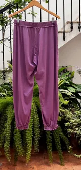 Pantalón tipo babucha color camel, con cintura y puños elastizados, bolsillos delanteros y confeccionado en 100% algodón.