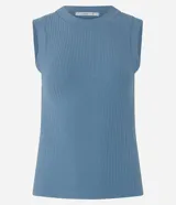 Musculosa de rib en color celeste, con cuello redondo y textura acanalada, de corte ajustado al cuerpo.