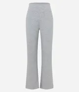 Pantalón flare color crema confeccionado en algodón con viscosa certificada, forro en fleece y cintura elástica.